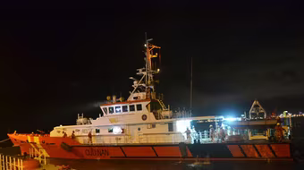 Vượt bão số 4, cứu một thủy thủ bị gãy xương đùi