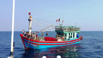 Cứu hộ 19 thuyền viên trên tàu cá chết máy