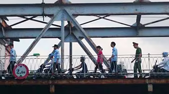 CSGT Hà Nội kịp thời ngăn chặn cô gái nhảy cầu Long Biên tự tử