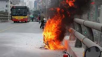 Hà Nội: Xe máy bốc cháy dữ dội trên cầu vượt Lê Văn Lương