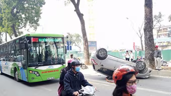 Hà Nội: Xe ô tô 4 chỗ lật ngửa giữa đường, 2 mẹ con thoát chết