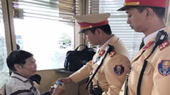 CSGT Hà Nội giúp cụ ông mất trí nhớ tìm về nhà