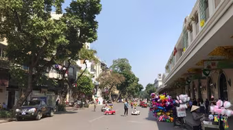 Phạt 200.000 đồng cô gái lừa du khách mua tăm từ thiện ở hồ Gươm