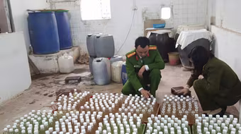 Tạm giữ gần 2000 chai giấm gạo "chế" thêm axit