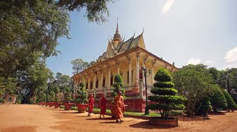 Chùa Hang trong lòng thành phố