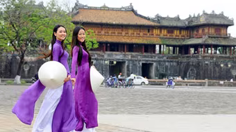 Phụ nữ mặc áo dài được miễn vé tham quan di tích Huế vào dịp 20/10