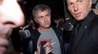 Mourinho bất ngờ hoãn đến M.U vì rắc rối hình ảnh