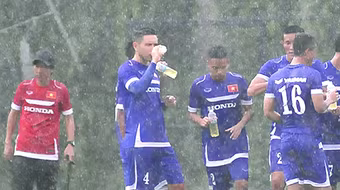 Thời tiết làm khổ thầy trò HLV Miura