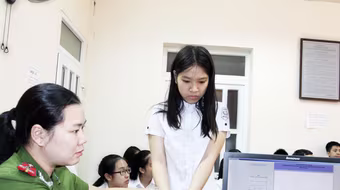 Làm việc tới khuya để cấp CMND cho người dân