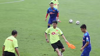 Học trò cho HLV Hữu Thắng "mướt mồ hôi" khi đá "bóng ma"