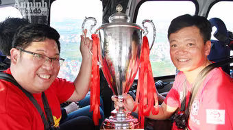 Cận cảnh màn rước cúp có-một-không-hai tặng CLB về nhì Hải Phòng