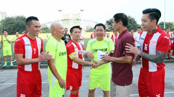 Bằng Kiều "đối đầu" Hồng Sơn trong trận đấu bóng đá từ thiện đầy ý nghĩa