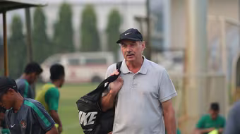 "Người cũ" Alfred Riedl ngợi khen thầy trò Hữu Thắng