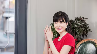 Mùng Một Tết, Hoa hậu Thu Thủy tất bật khai Xuân 