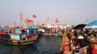 Bình minh nơi cầu tàu đảo tiền tiêu Lý Sơn