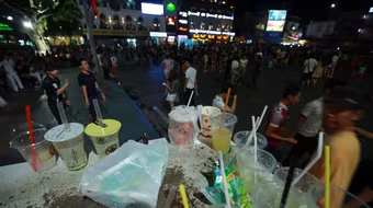 Khắc phục ngay những điều chưa đẹp ở phố đi bộ quanh hồ Hoàn Kiếm