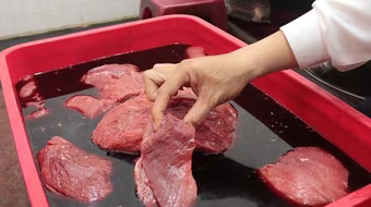 Hà Nội yêu cầu làm rõ ngay thông tin "3 chợ bán thịt lợn giả thịt bò"