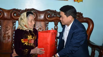 Chủ tịch UBND TP Hà Nội chúc Tết gia đình chính sách