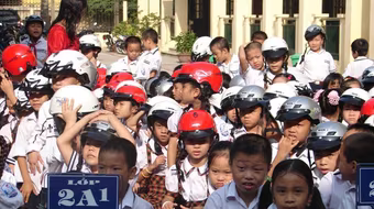 Chính thức xử phạt trẻ em không đội mũ bảo hiểm từ 10-4