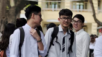 Hơn 4.000 thí sinh bỏ thi, 10 thí sinh bị cô lập do mưa lũ không thể đi thi