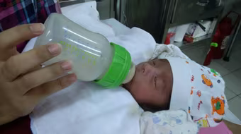 Trẻ được sinh ra từ bà mẹ 7 năm liền lọc máu đã xuất viện