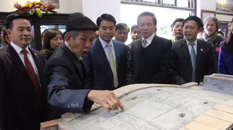 Chủ tịch UBND TP Hà Nội Nguyễn Đức Chung trao Bằng công nhận cho xã Bát Tràng