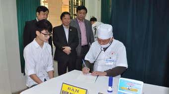 Ngày đầu tiêm vaccine sởi - rubella ở trường THPT: Hoãn tiêm nếu nữ sinh mang thai