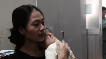 Kỳ lạ cháu bé 1 tuổi mắc bệnh khóc như tiếng mèo kêu