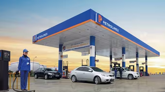 Xăng tăng giá 640 đồng lên mức 15.586 đồng/lít