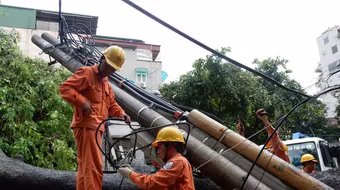 1 ngày sau khi bão số 1 đổ bộ: Nhiều nơi vẫn mất điện