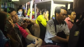 Xe khách 30 chỗ nhồi nhét 100 người, tăng giá vô tội vạ