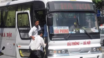 Xe nhiều khách ít, nhà xe “choảng nhau“