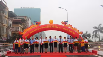 Cầu vượt Hoàng Minh Giám - Nguyễn Chánh thông xe, cấm các loại xe tải