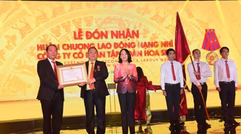 Tập đoàn Hoa Sen đón nhận Huân chương Lao động hạng Nhì