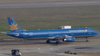 Tàu bay Vietnam Airlines bị rách đuôi