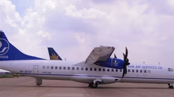 Tàu bay ATR72 bị xe chở hàng va quệt làm móp cửa