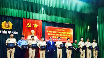 Cảnh sát giao thông Đà Nẵng được tặng 10 máy đo nồng độ cồn