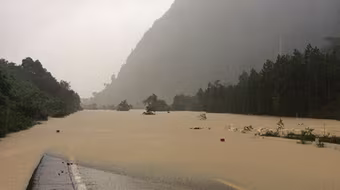 Gặp lũ lớn, đường sắt Bắc - Nam tê liệt tại Quảng Bình, 22 đoàn tàu phải dừng chờ