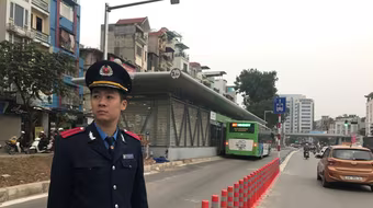 Lắp dải phân cách di động tại nhà chờ buýt nhanh BRT