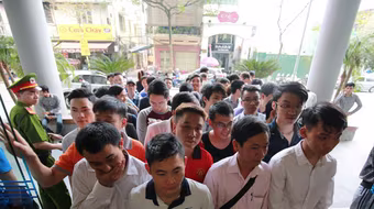 Rồng rắn xếp hàng mua tiền lưu niệm 