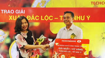 Techcombank trao 1kg vàng cho khách hàng may mắn