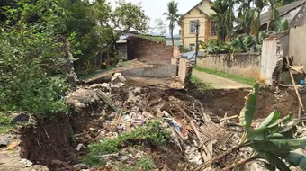 "Hố tử thần" nuốt nhà dân