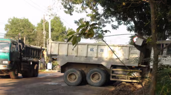 Tránh ổ gà, hai xe tải ben đâm nhau