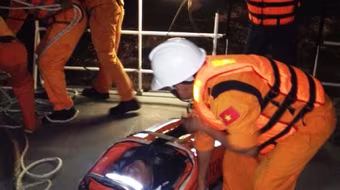 Ứng cứu nhanh 2 thuyền viên nước ngoài gặp nạn trên biển