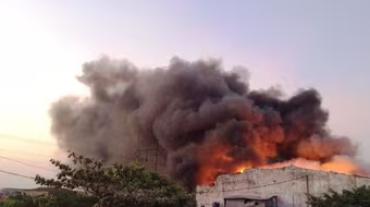 Cháy lớn xưởng vải ở TP.Hồ Chí Minh, thiêu rụi nhiều tài sản