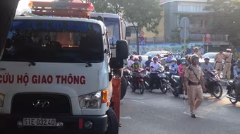 Xe ben gãy trục, chắn giữa đường, ách tắc nghiêm trọng ở trung tâm TP.HCM