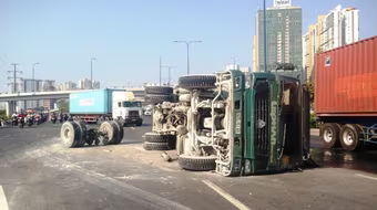 Xe ben gãy trục bánh sau, lật nhào giữa xa lộ