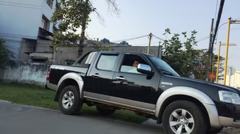 Tài xế tung cước đá gục tên trộm dùng bình xịt hơi cay