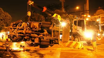 Hi hữu: Tài xế chỉ xây xát nhẹ, khi xe tải lật ngang trên phố