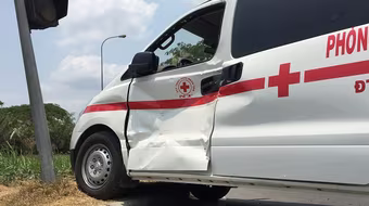 Xe cấp cứu chở bé trai chuyển viện bị xe ben húc văng